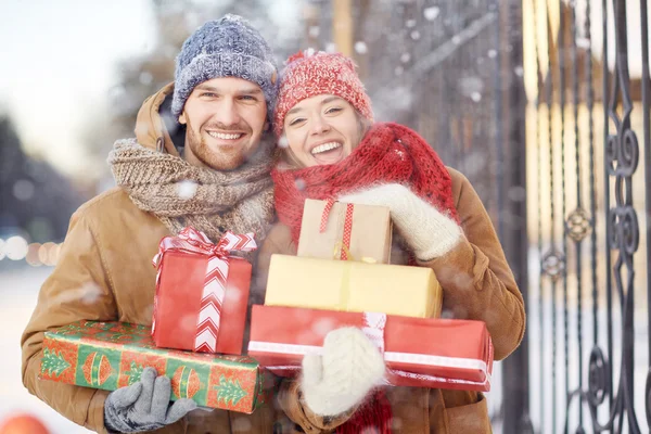 Amorosa pareja con cajas de regalo —  Fotos de Stock