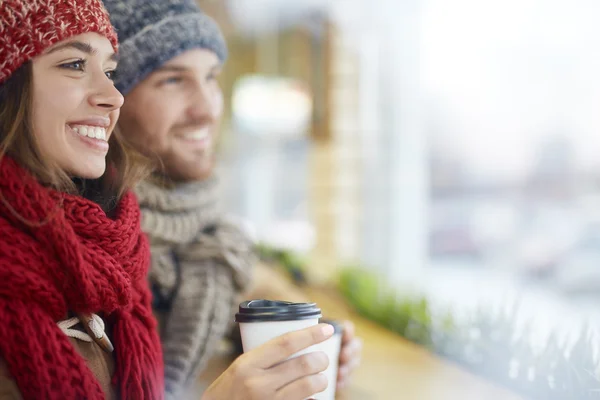 Meisje met drinken en haar vriendje — Stockfoto