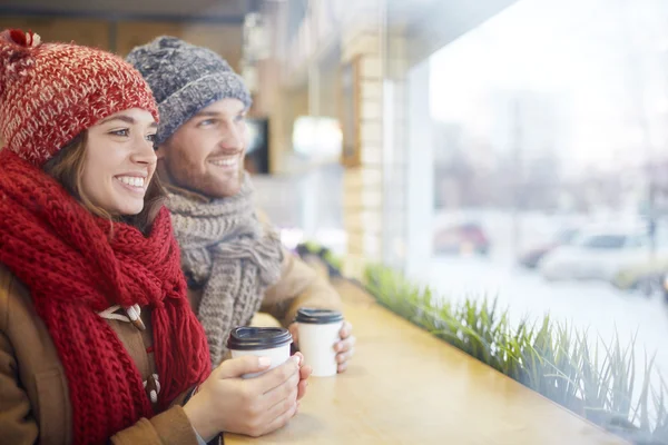 Dates in winter-wear having drinks — Stock Photo, Image