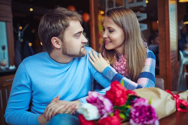 Verliebtes Paar entspannt sich im Café — Stockfoto