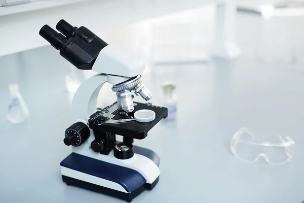 Microscope en laboratoire scientifique — Photo