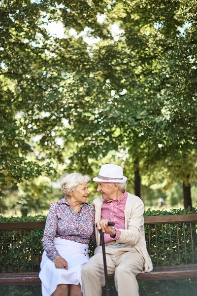 Yaşlılar bankta rahatlatıcı — Stok fotoğraf