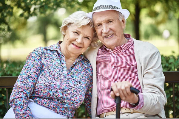Sorridente coppia anziana — Foto Stock