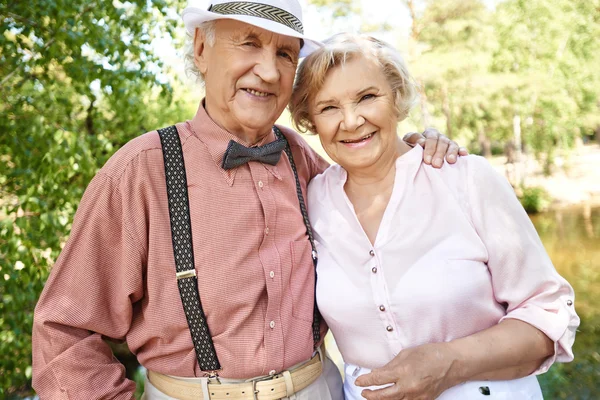 Bejaarde echtpaar in smart casual-wear — Stockfoto