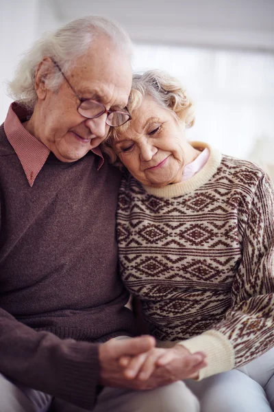 Par pensionärer i tröjor — Stockfoto