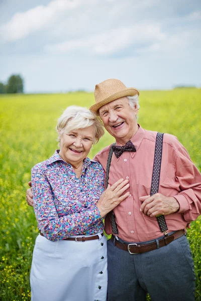 Äldre par njuter av naturen — Stockfoto