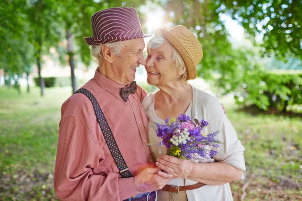 Feliz idosos casal no amor — Fotografia de Stock