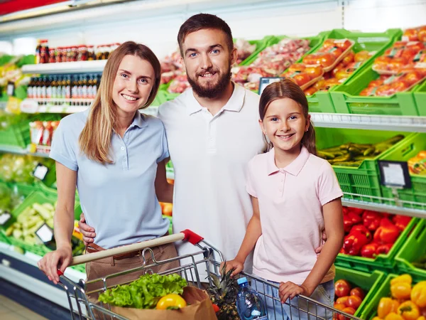 Familia comprando comida en el supermercado — Foto de Stock
