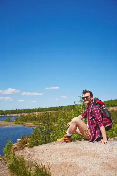 Glücklicher Wanderer, der seine Reise genießt — Stockfoto