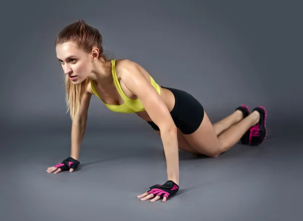 Flicka tränar i gym — Stockfoto