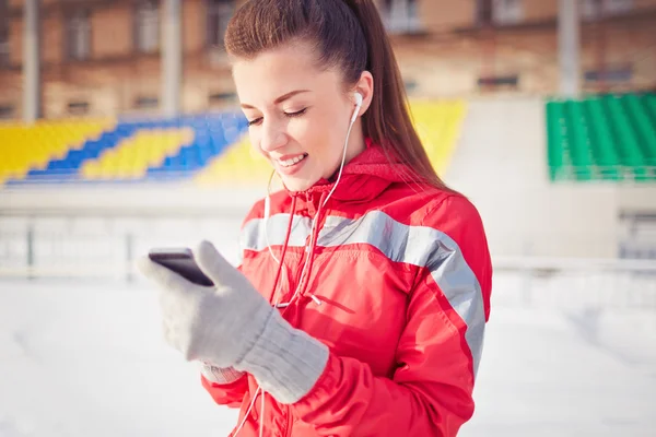 Young runner using her phone — Stock Photo, Image