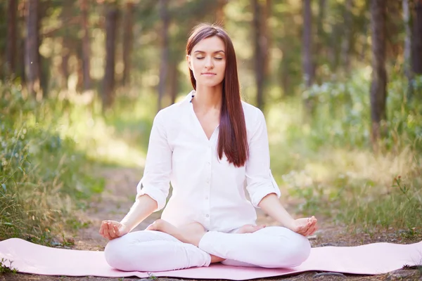 Mujer hermosa meditando — Foto de Stock