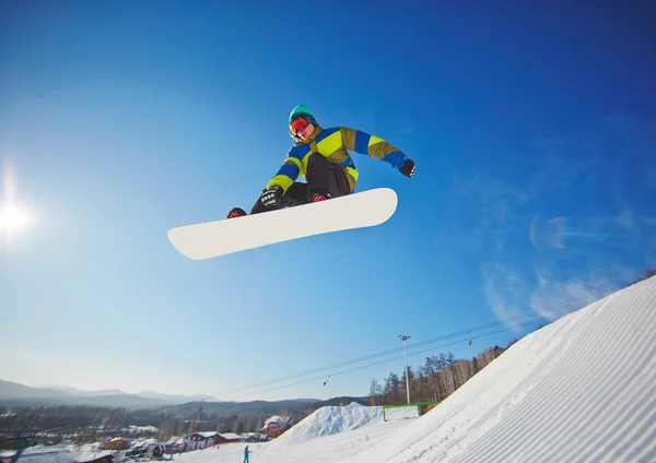 Sport ekstremalny. Snowboardzista w skok — Zdjęcie stockowe