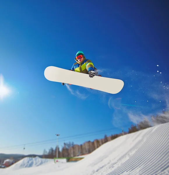 Snowboarder springt durch die Luft — Stockfoto