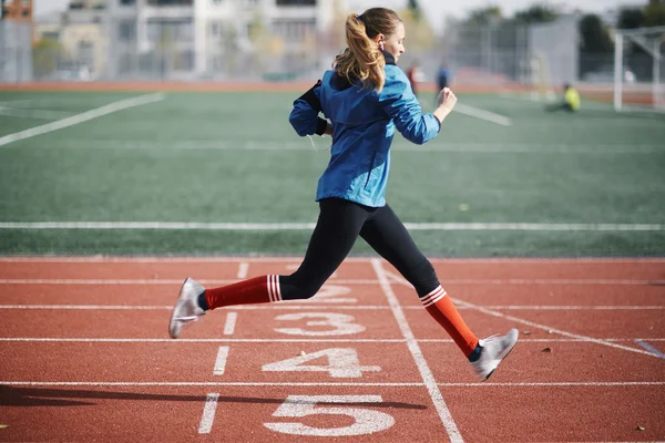 Jogger running on a racetrack — Stock Photo, Image