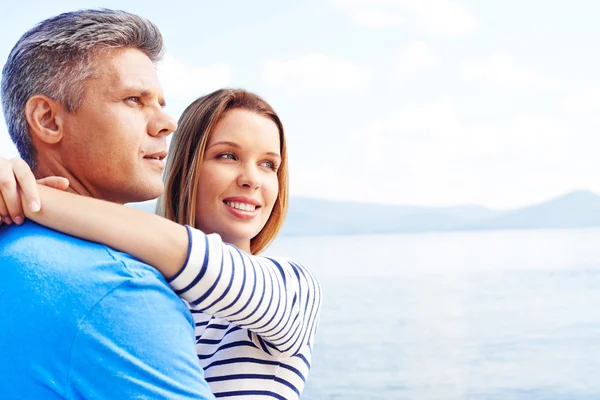 Pareja joven pasando vacaciones — Foto de Stock