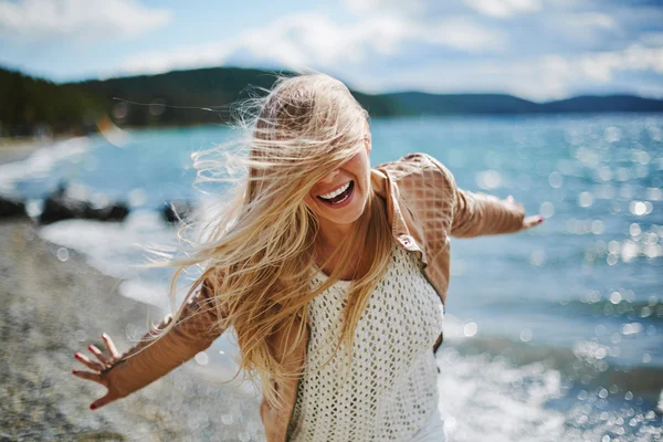 Blonde lachen in de buurt van de kust — Stockfoto