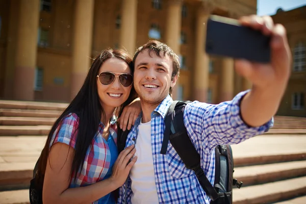 Turistler selfie yaparak birkaç — Stok fotoğraf