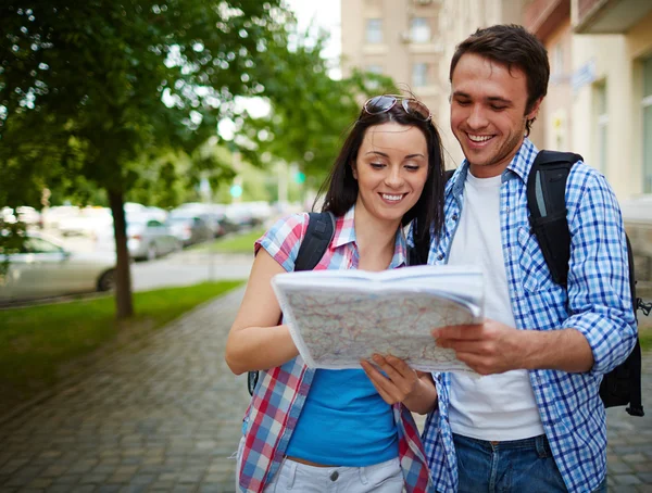 Pareja con mapa en la ciudad — Foto de Stock