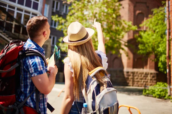 Ein paar Touristen auf Reisen — Stockfoto