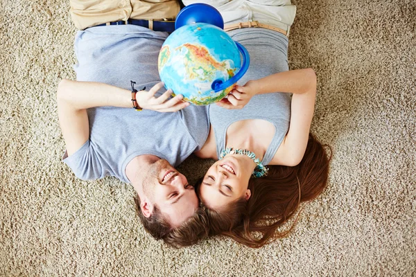 Casal com globo fazendo planos — Fotografia de Stock