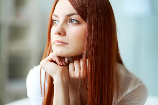 Schöne nachdenkliche Frau — Stockfoto