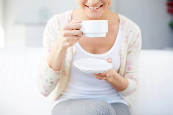 Mladá žena si dává čaj — Stock fotografie
