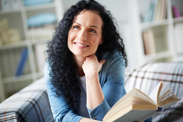 Glad kvinna med bok — Stockfoto