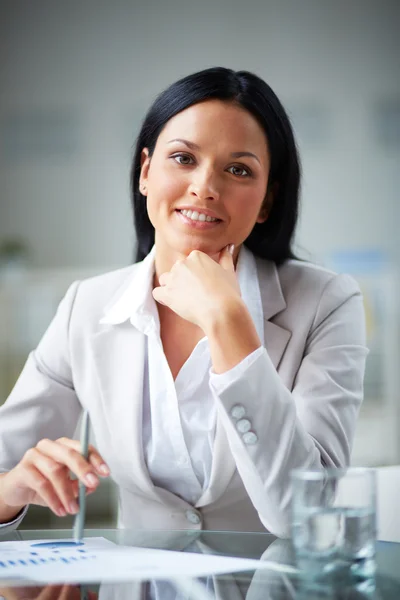 Mujer de negocios mirando a la cámara — Foto de Stock