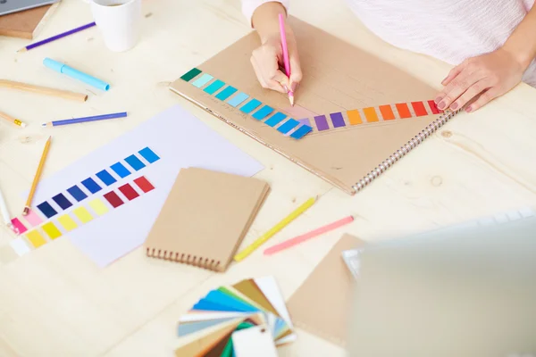 Designer trabalhando com cores — Fotografia de Stock