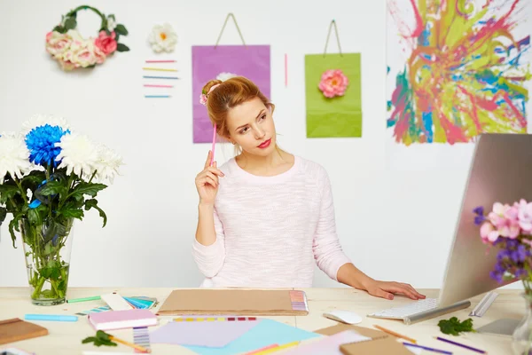 Diseñadora sentada en su lugar de trabajo — Foto de Stock