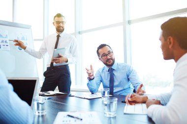 Ofiste çalışan iş adamları.