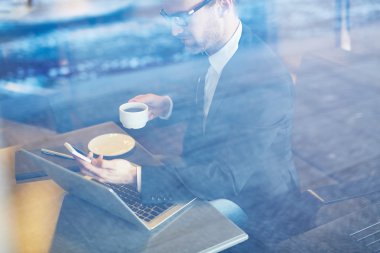 Telefon ile kendine güvenen iş adamı