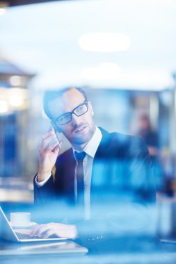 Telefon ile kendine güvenen iş adamı