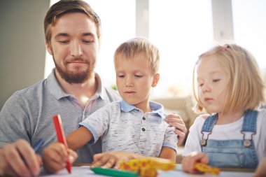 mutlu aile boya kalemi ile çizim