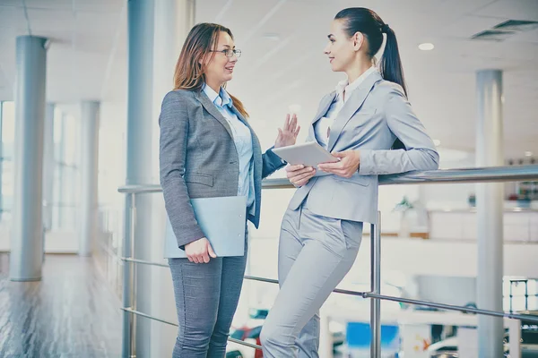 Junge selbstbewusste Geschäftsfrauen — Stockfoto