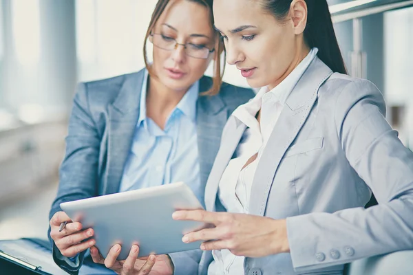 Junge selbstbewusste Geschäftsfrauen — Stockfoto