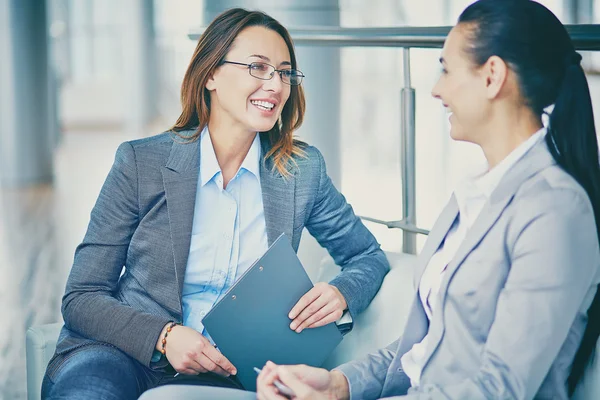 Junge selbstbewusste Geschäftsfrauen — Stockfoto