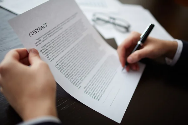 Businessman signing a contract — Stock Photo, Image