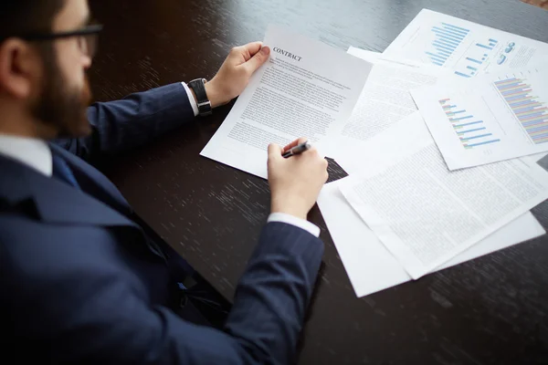 Empresário mãos assinar contrato — Fotografia de Stock