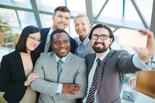 Gerentes fazendo selfie no escritório — Fotografia de Stock