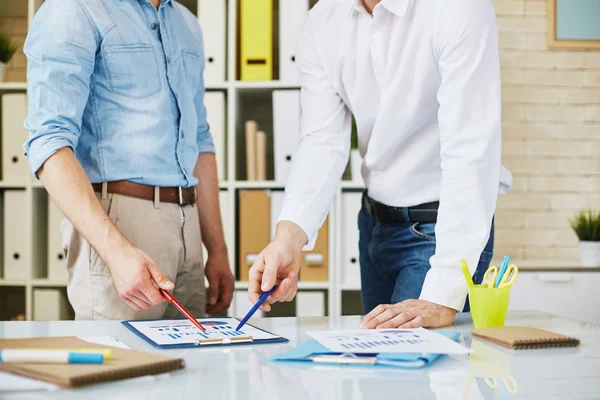 Gente de negocios que trabaja con gráficos — Foto de Stock