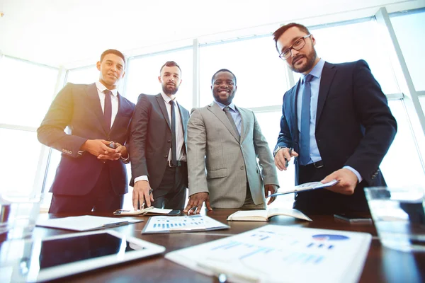 Happy affärsmän i office — Stockfoto