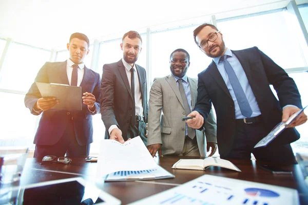 Heureux hommes d'affaires au bureau — Photo