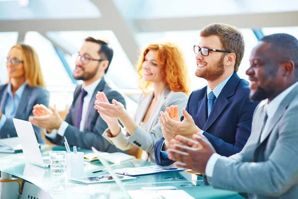 Gente de negocios en conferencia — Foto de Stock