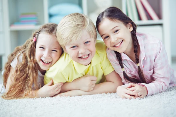 Drei glückliche Freunde — Stockfoto