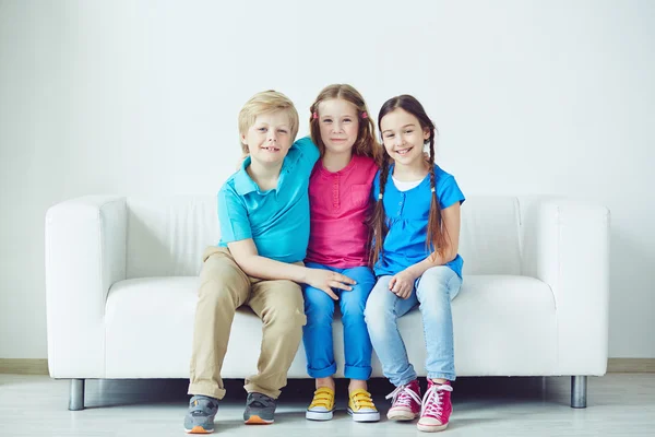 Weinig vrienden zittend op de Bank — Stockfoto