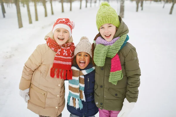 Gelukkig weinig meisjes op de winter — Stockfoto