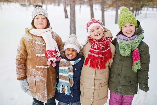 Pequenos amigos felizes no inverno — Fotografia de Stock