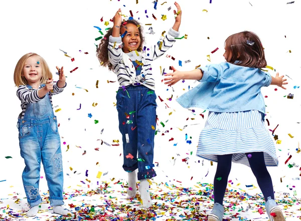 Pequenas meninas felizes brincando com confete — Fotografia de Stock